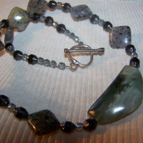 Moss-lovely serpentine quartz and glass necklace