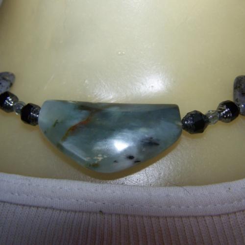 Moss-lovely serpentine quartz and glass necklace